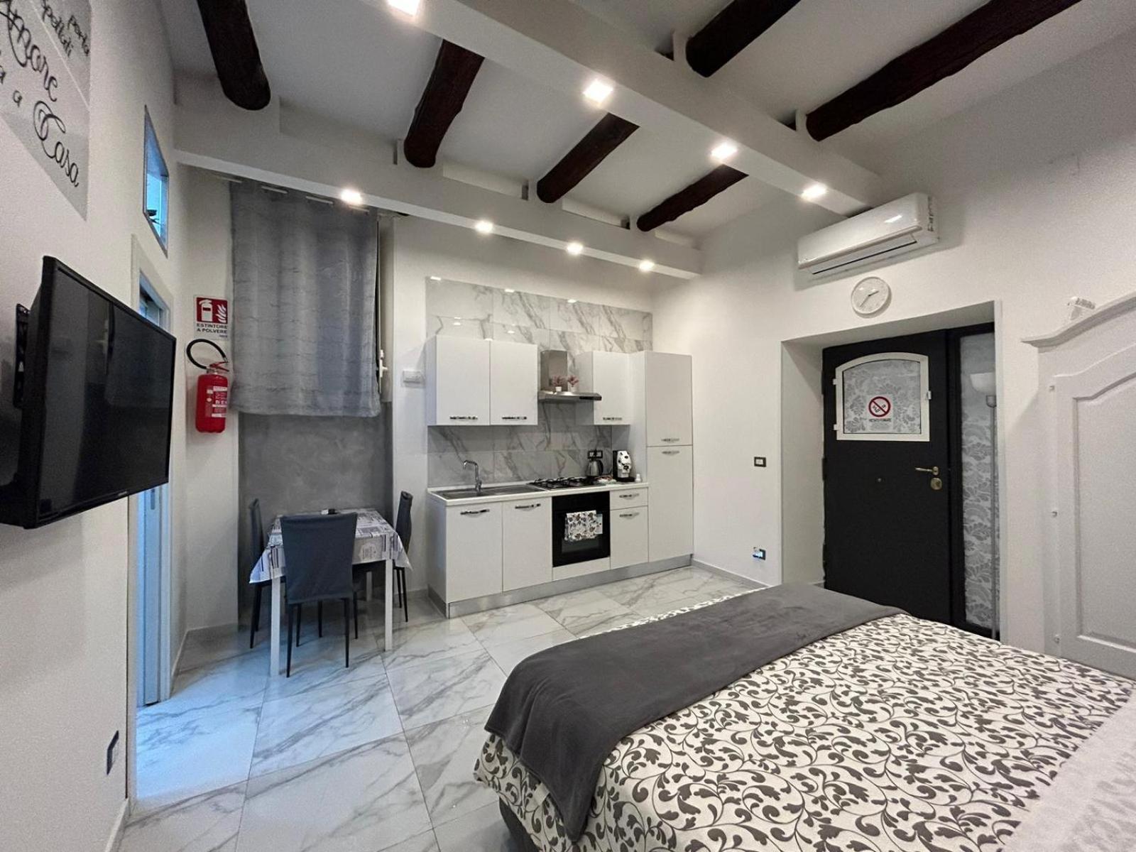 Casa Tolentino Al Centro Di Napoli Vila Exterior foto